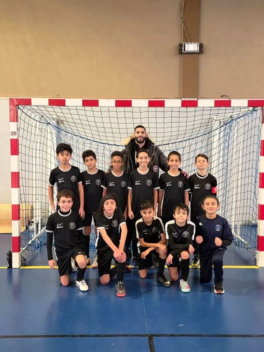 Une équipe de jeunes du club posant devant le but avant un match.