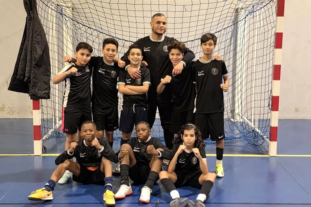 L'équipe séniors d'Argenteuil Futsal réunie devant le but du gymnase.