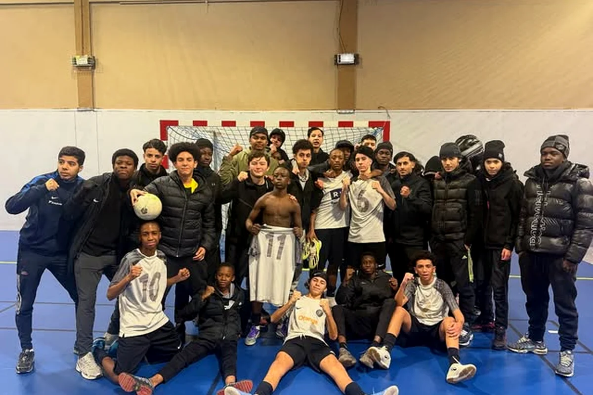 Les licenciés du club rassemblés sur le parquet bleu du gymnase.